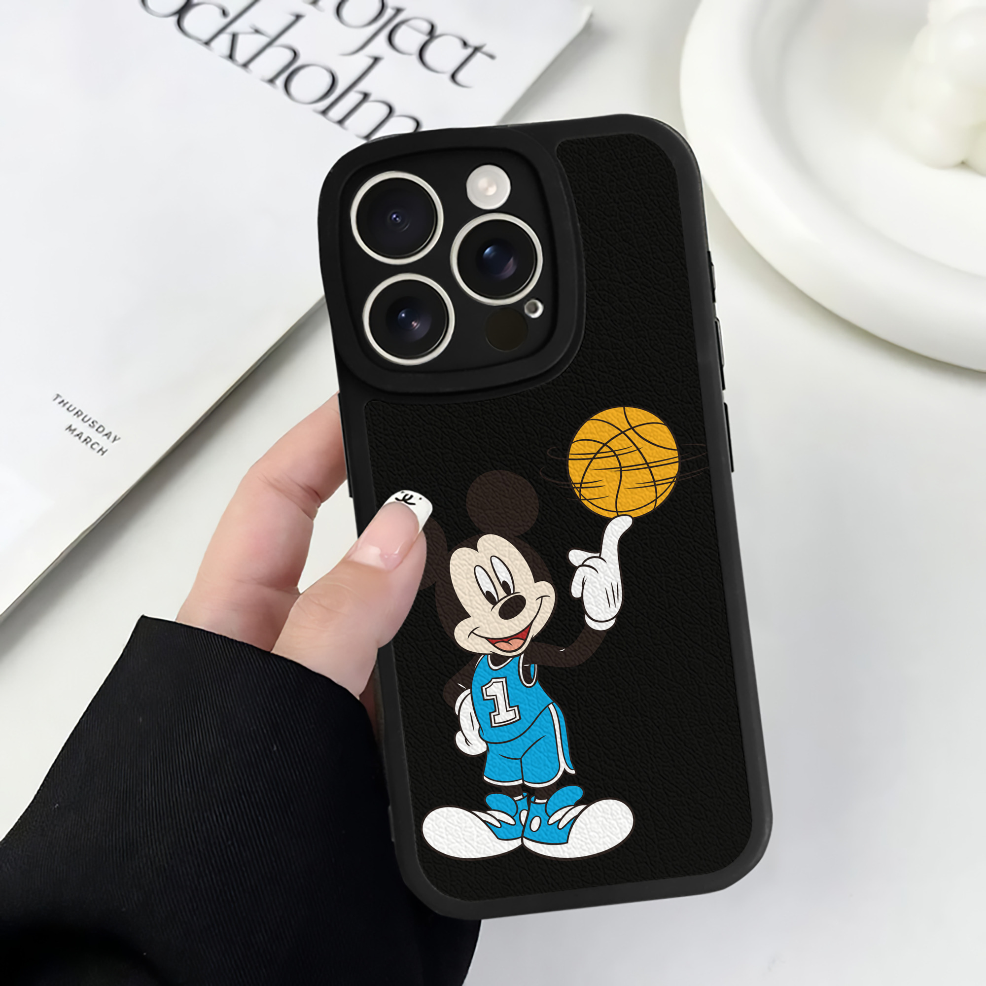 （画像用） ミッキーマウス Mickey Mouse 【iPhone 16シリーズ対応】シリコンスマホケース（レザー調） 材質：シリコン